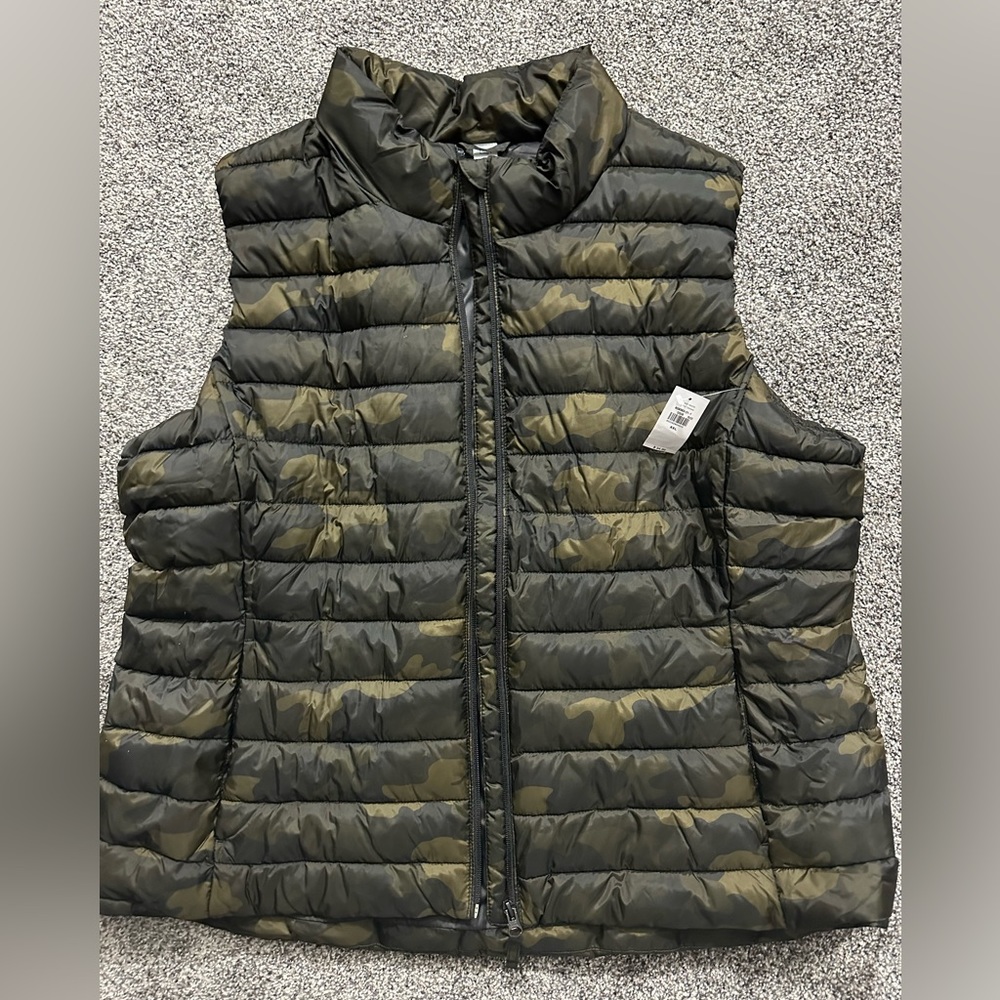 NWT size XXL Old Navy black and green camo active puffer vest